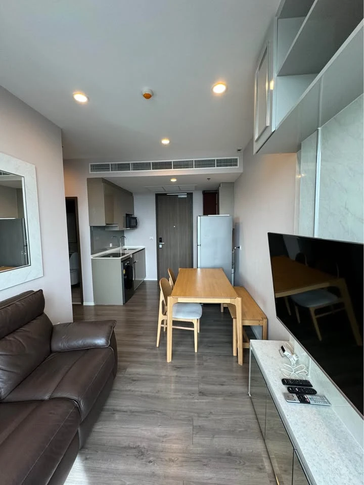 For rent or sale, Whizdom Essence, well decorated room with built-ins. Complete with electrical appliances, don't miss it.