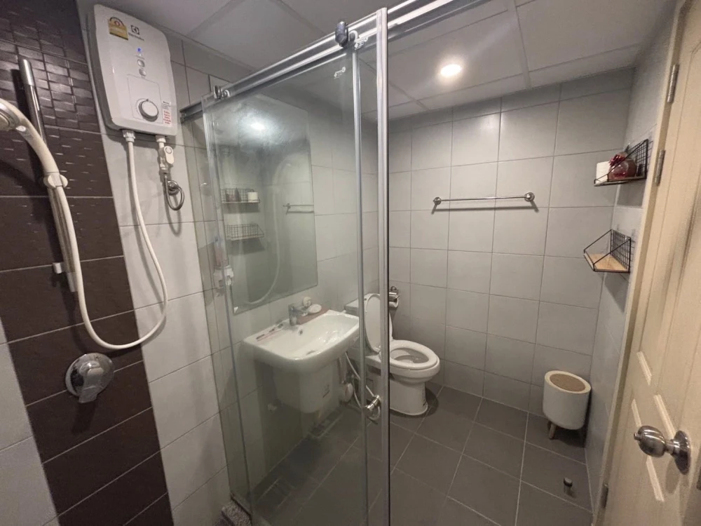 For sale or rent: Supalai City Resort Chaengwattana, size 49 sq m, 19th floor, swimming pool view, fully furnished, interested, reserve now.