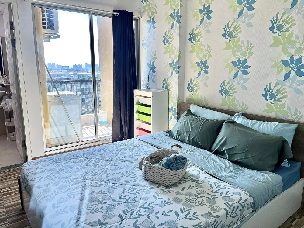 For sale, for rent, Supalai City Home Srinakarin, complete with furniture and electrical appliances, beautiful wallpaper throughout the room, hurry an