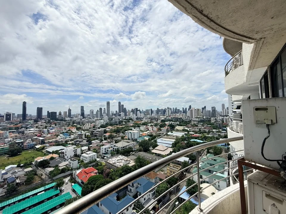 For sale/rent Supalai Place Sukhumvit 39 ready to move in The furniture is ready, don't wait.