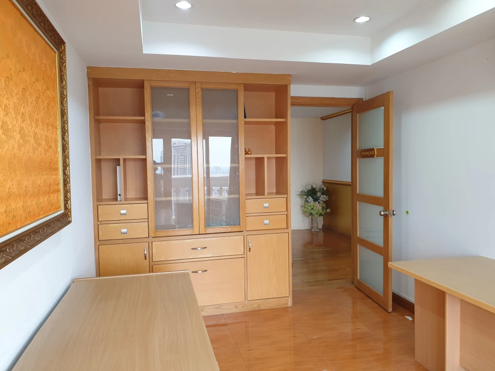 For sale, for rent!! State Tower Condominium, 30th floor, beautiful room, ready to move in, convenient transportation, don't miss it!!