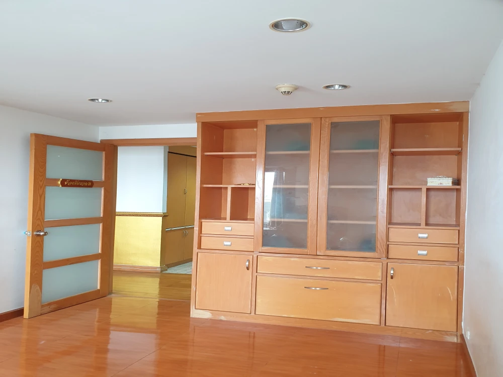 For sale, for rent!! State Tower Condominium, 30th floor, beautiful room, ready to move in, convenient transportation, don't miss it!!