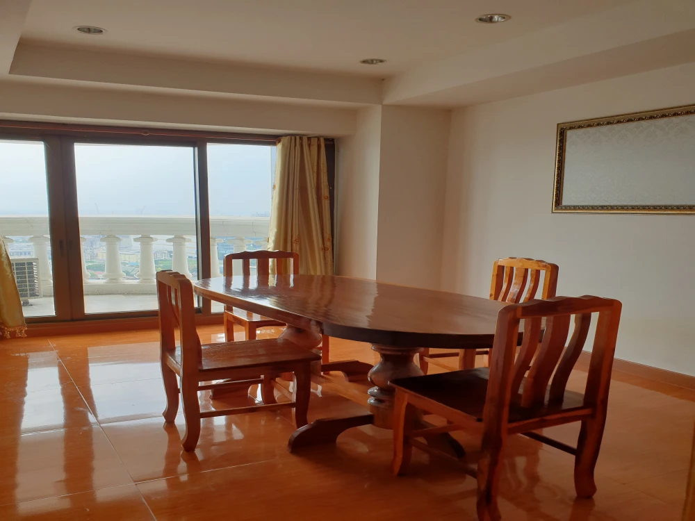 For sale, for rent!! State Tower Condominium, 30th floor, beautiful room, ready to move in, convenient transportation, don't miss it!!