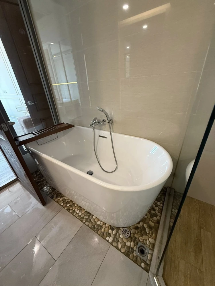 For sale or rent: Amaranta Residence, 5th floor room, open atmosphere, swimming pool view, separate room zones, must reserve.
