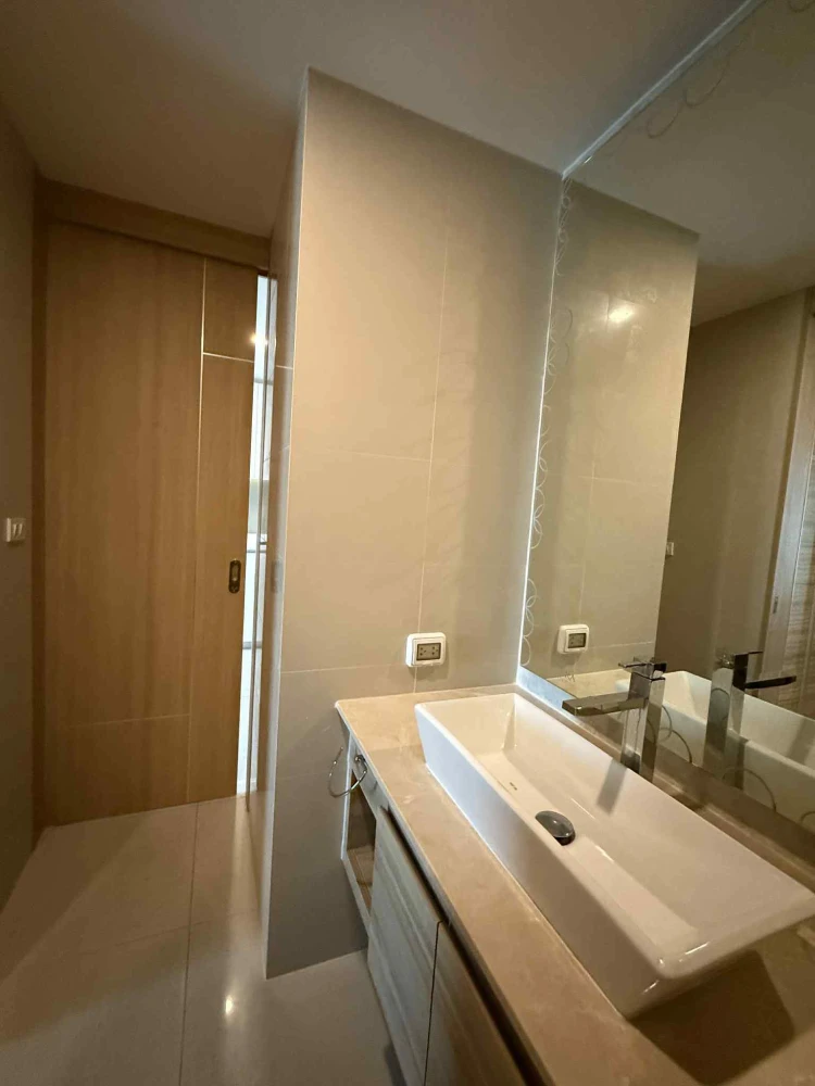 For sale or rent: The Riviera Jomtien Pattaya, city view, 33rd floor, very high, fully furnished with built-in furniture. Don't miss out!