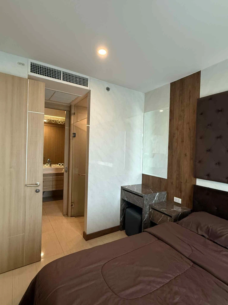 For sale or rent: The Riviera Jomtien Pattaya, city view, 33rd floor, very high, fully furnished with built-in furniture. Don't miss out!