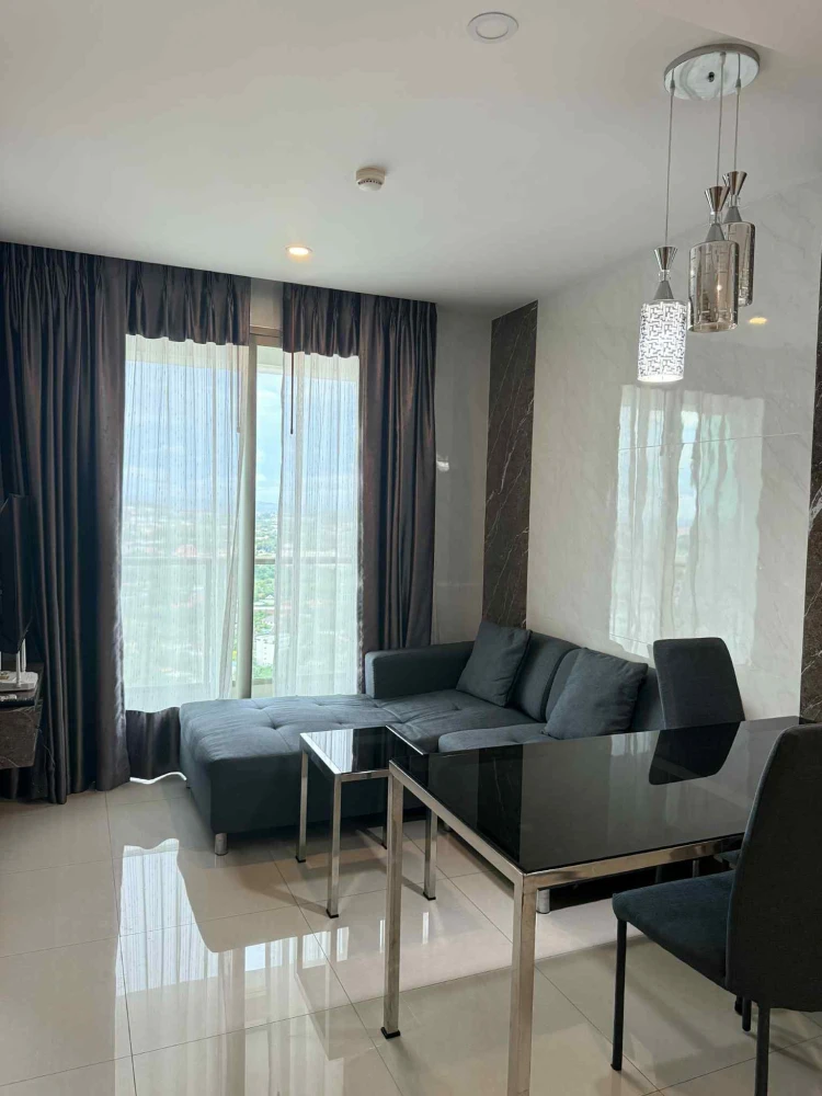 For sale or rent: The Riviera Jomtien Pattaya, city view, 33rd floor, very high, fully furnished with built-in furniture. Don't miss out!