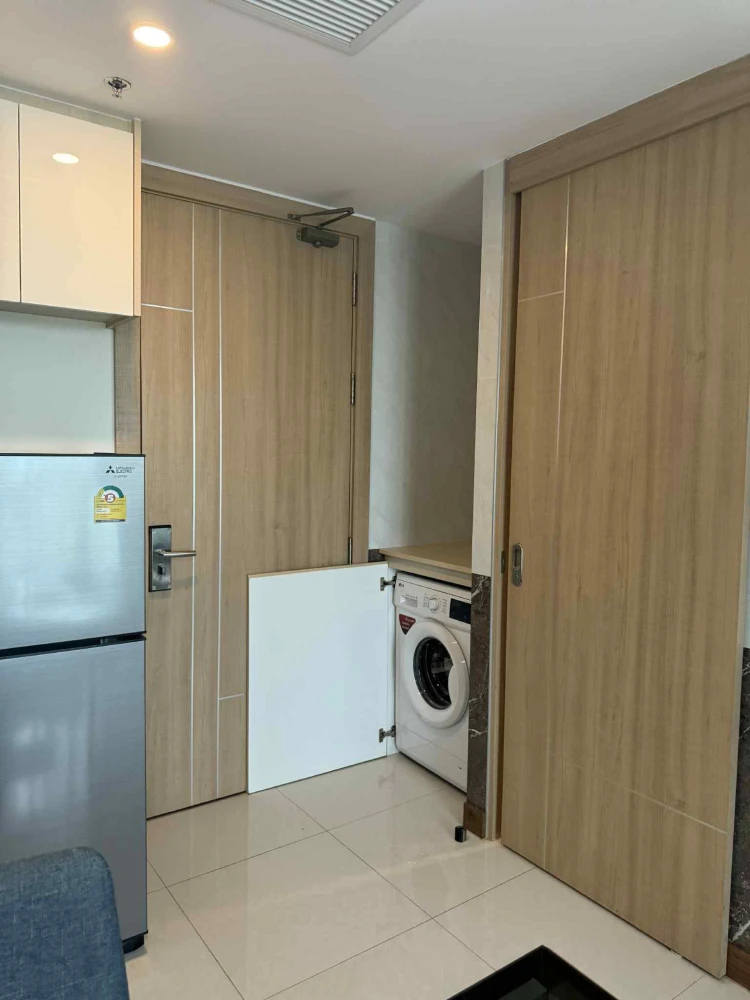 For sale or rent: The Riviera Jomtien Pattaya, city view, 33rd floor, very high, fully furnished with built-in furniture. Don't miss out!