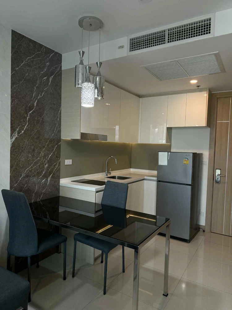 For sale or rent: The Riviera Jomtien Pattaya, city view, 33rd floor, very high, fully furnished with built-in furniture. Don't miss out!