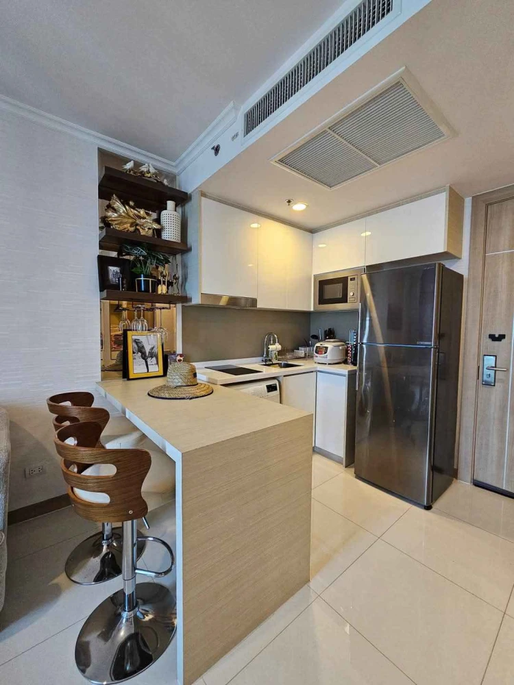For sale, for rent, The Riviera Wongamat Beach (North Pattaya), a model room, well decorated, very beautiful sea view, high floor, interested in booki