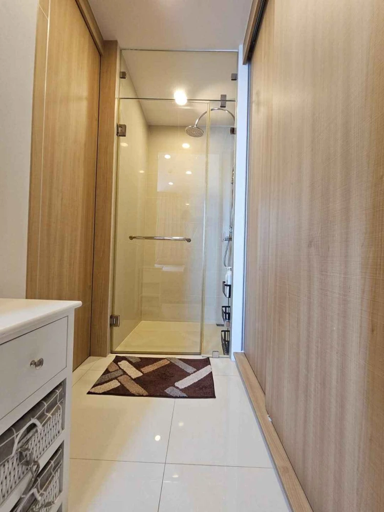 For sale, for rent, The Riviera Wongamat Beach (North Pattaya), a model room, well decorated, very beautiful sea view, high floor, interested in booki