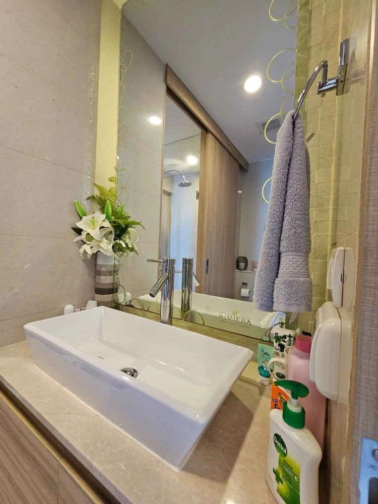 For sale, for rent, The Riviera Wongamat Beach (North Pattaya), a model room, well decorated, very beautiful sea view, high floor, interested in booki