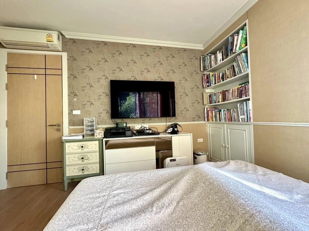 For sale, for rent, The Crest Ruamrudee, beautifully decorated room, wallpapered throughout the room, don't miss it.