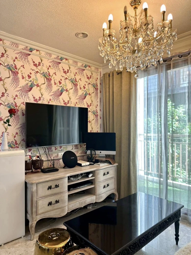 For sale, for rent, The Crest Ruamrudee, beautifully decorated room, wallpapered throughout the room, don't miss it.