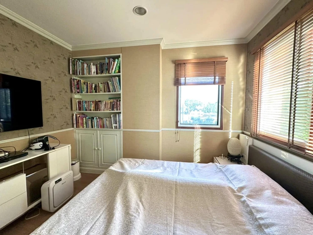 For sale, for rent, The Crest Ruamrudee, beautifully decorated room, wallpapered throughout the room, don't miss it.