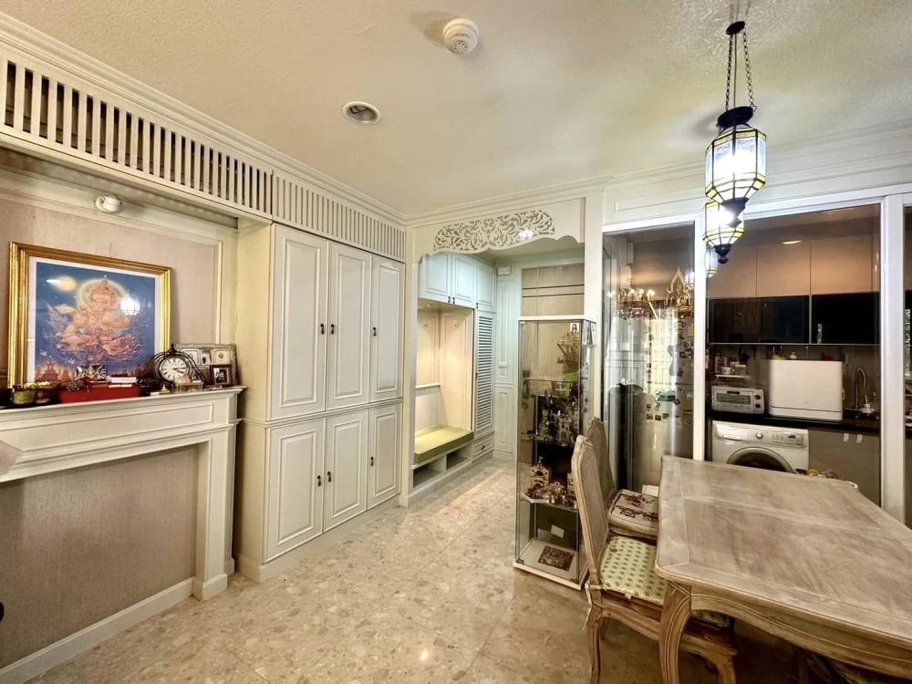 For sale, for rent, The Crest Ruamrudee, beautifully decorated room, wallpapered throughout the room, don't miss it.