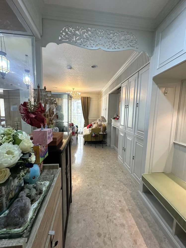 For sale, for rent, The Crest Ruamrudee, beautifully decorated room, wallpapered throughout the room, don't miss it.