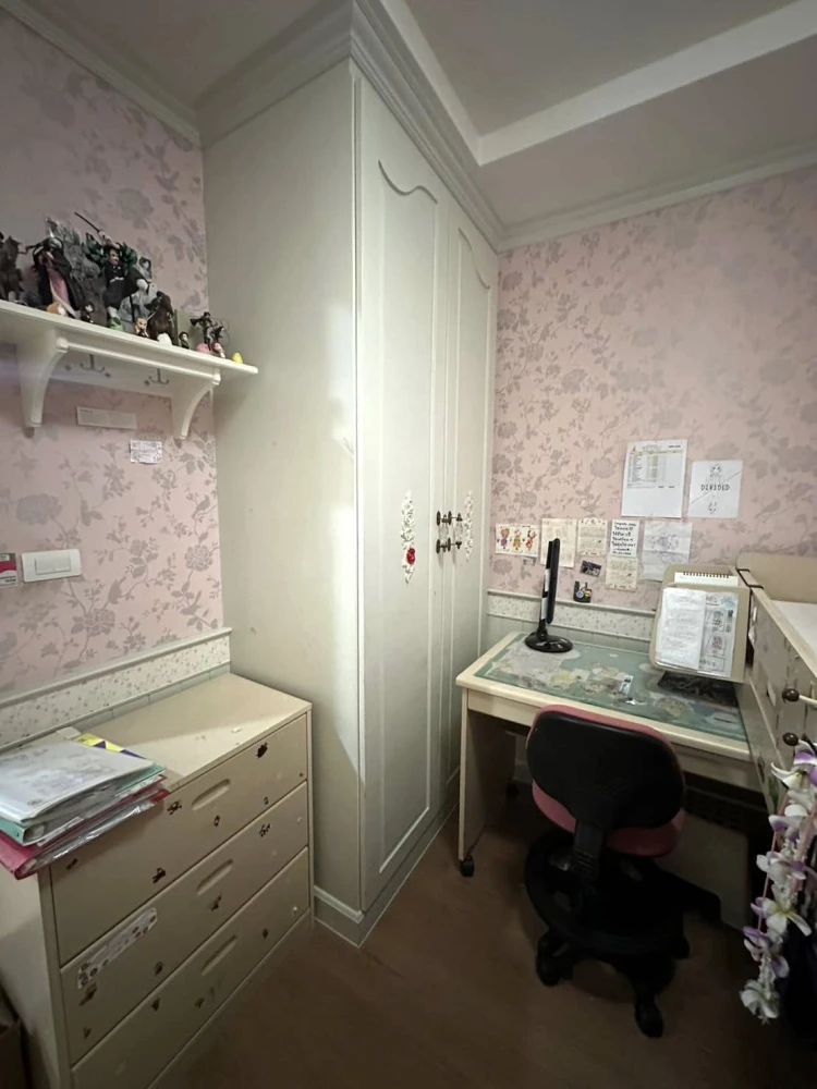For sale, for rent, The Crest Ruamrudee, beautifully decorated room, wallpapered throughout the room, don't miss it.