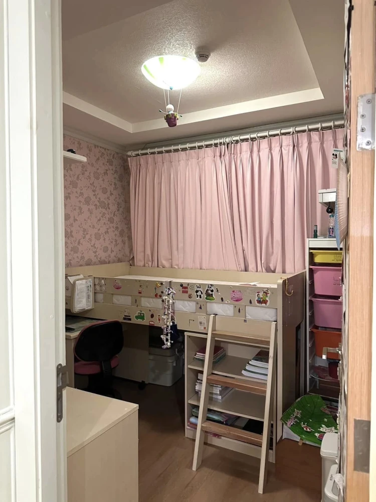 For sale, for rent, The Crest Ruamrudee, beautifully decorated room, wallpapered throughout the room, don't miss it.
