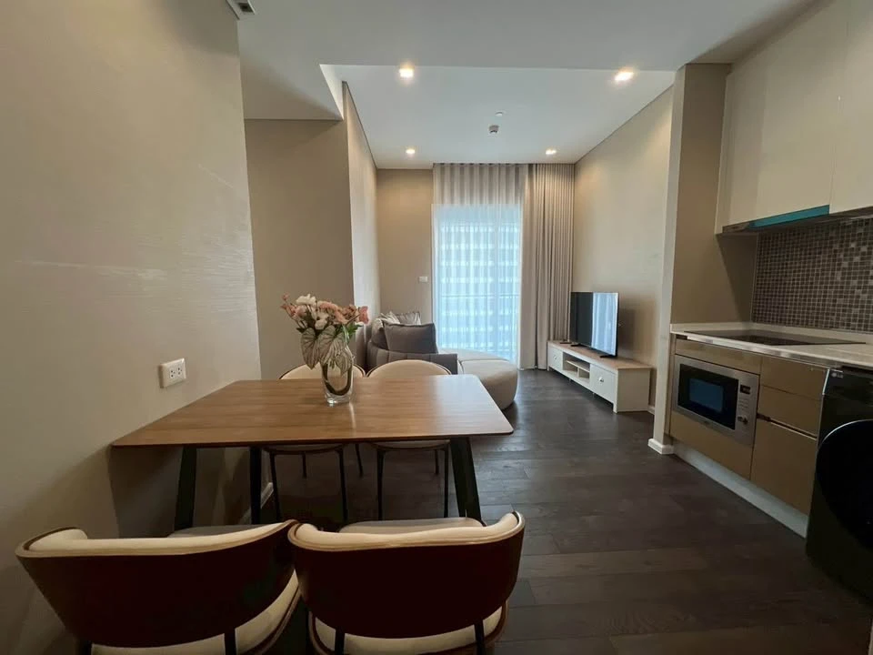 sale/rent : The Saint Residences, corner room, high floor, beautiful view, comfortable, quiet, not hot, head of bed not touching anyone, reserve now.
