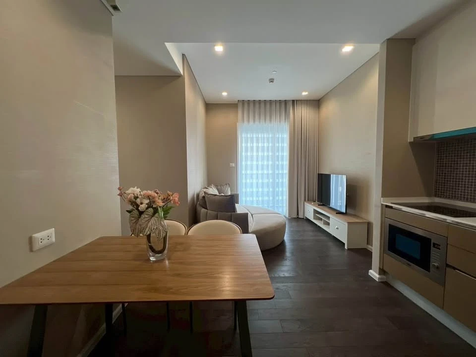 sale/rent : The Saint Residences, corner room, high floor, beautiful view, comfortable, quiet, not hot, head of bed not touching anyone, reserve now.
