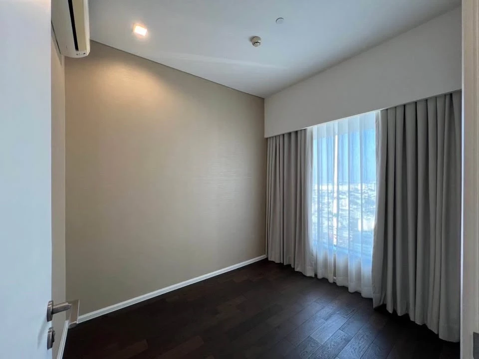 sale/rent : The Saint Residences, corner room, high floor, beautiful view, comfortable, quiet, not hot, head of bed not touching anyone, reserve now.