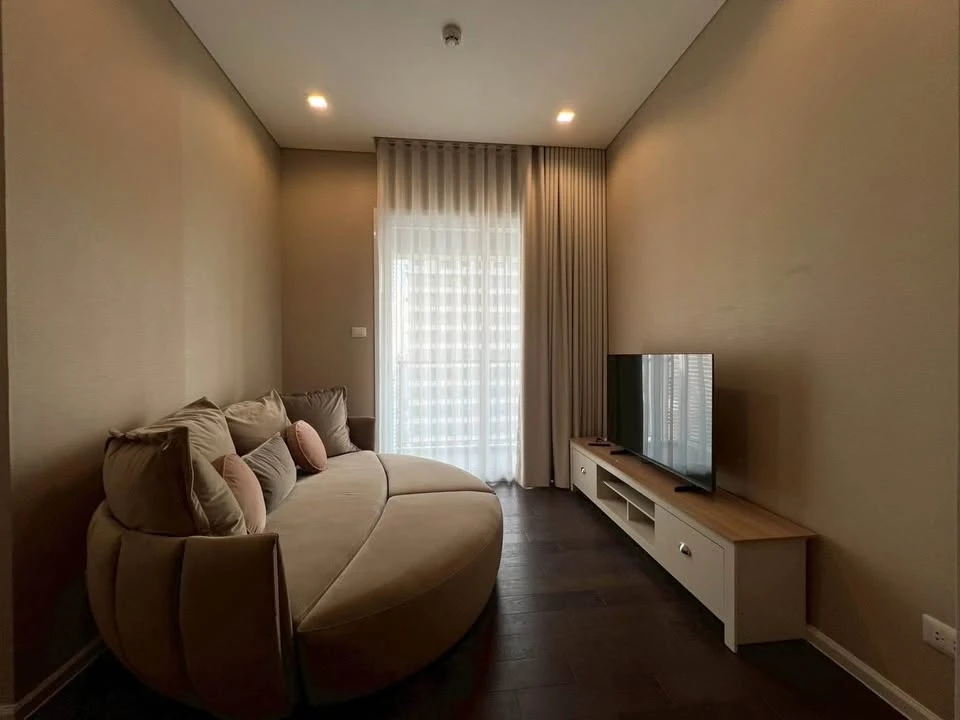 sale/rent : The Saint Residences, corner room, high floor, beautiful view, comfortable, quiet, not hot, head of bed not touching anyone, reserve now.