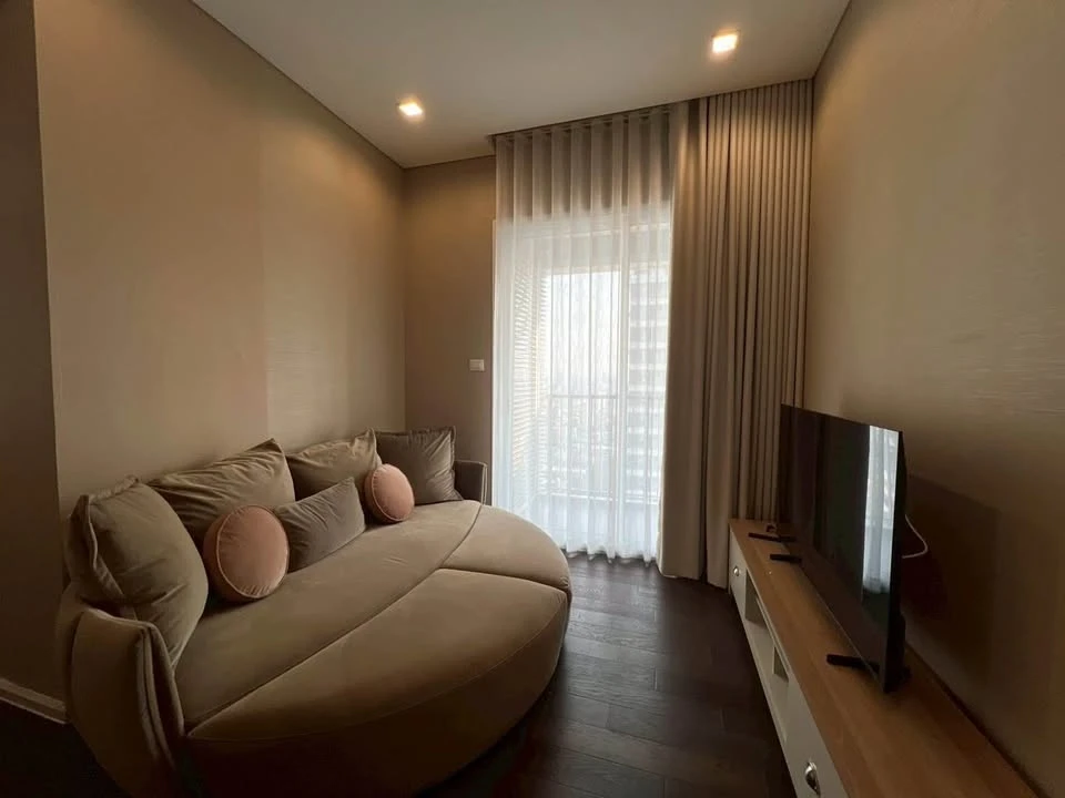 sale/rent : The Saint Residences, corner room, high floor, beautiful view, comfortable, quiet, not hot, head of bed not touching anyone, reserve now.