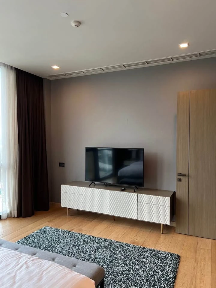 For sale or rent: The Monument Thonglor, 24th floor (highest zone for 2 bedrooms), north facing, open view, shady all day, don't miss it.