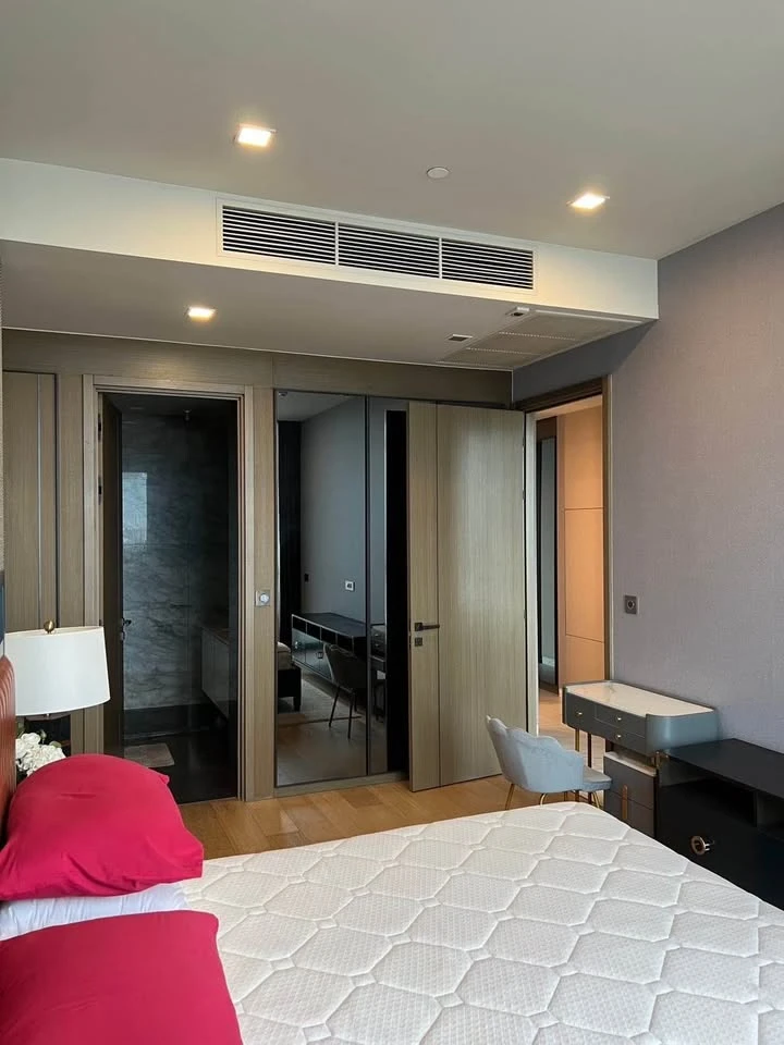 For sale or rent: The Monument Thonglor, 24th floor (highest zone for 2 bedrooms), north facing, open view, shady all day, don't miss it.