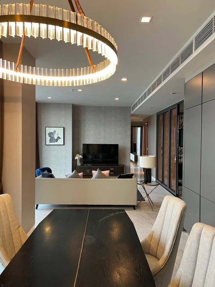 For sale or rent: The Monument Thonglor, 24th floor (highest zone for 2 bedrooms), north facing, open view, shady all day, don't miss it.