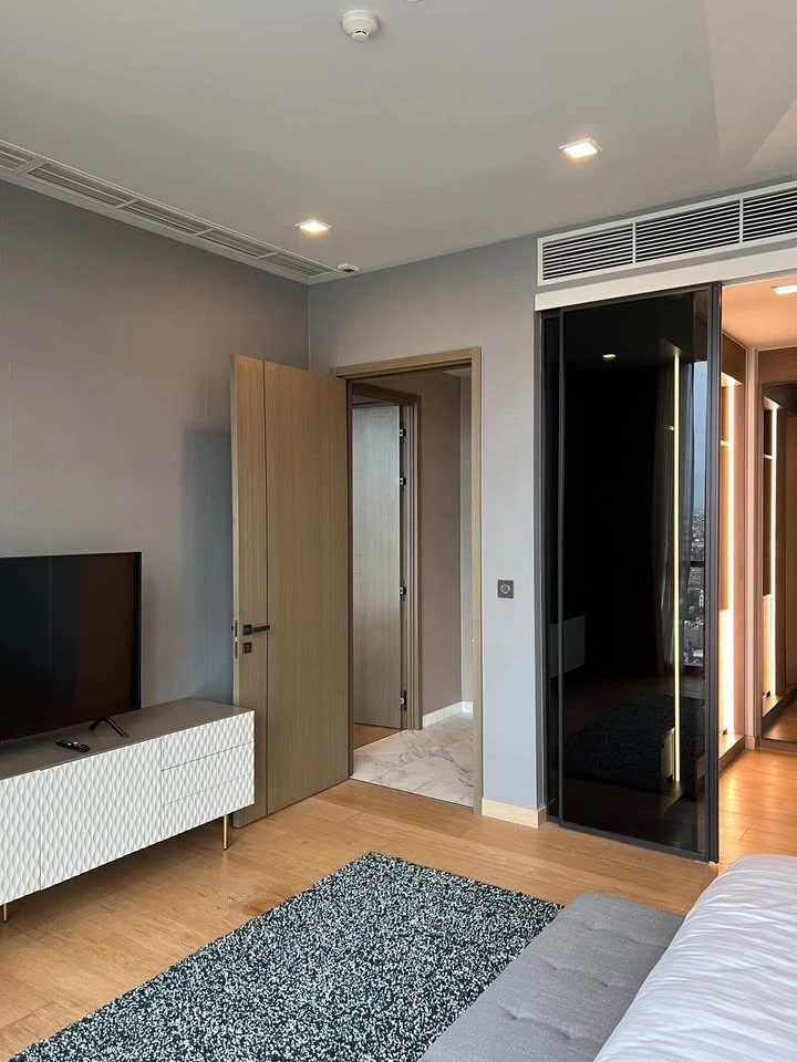 For sale or rent: The Monument Thonglor, 24th floor (highest zone for 2 bedrooms), north facing, open view, shady all day, don't miss it.