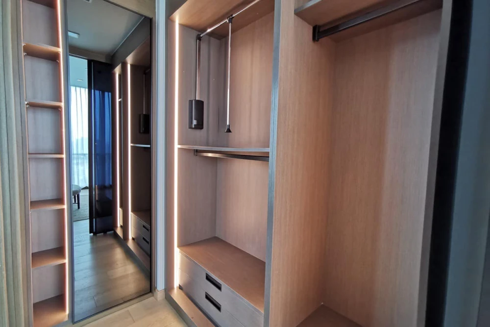 For sale or rent, The Monument Thonglor, spacious room. There is a private lift, the view is very good, you won't be disappointed for sure.