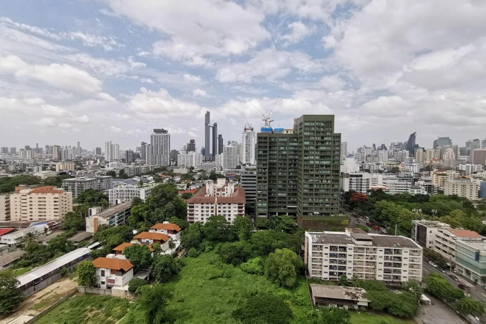 For sale or rent, The Monument Thonglor, spacious room. There is a private lift, the view is very good, you won't be disappointed for sure.