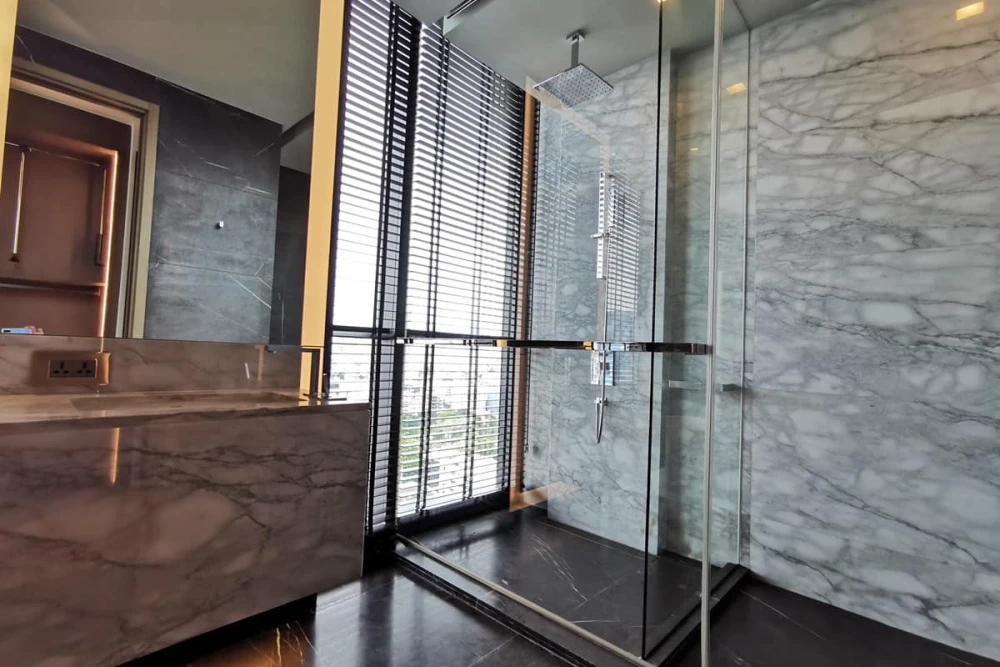 For sale or rent, The Monument Thonglor, spacious room. There is a private lift, the view is very good, you won't be disappointed for sure.