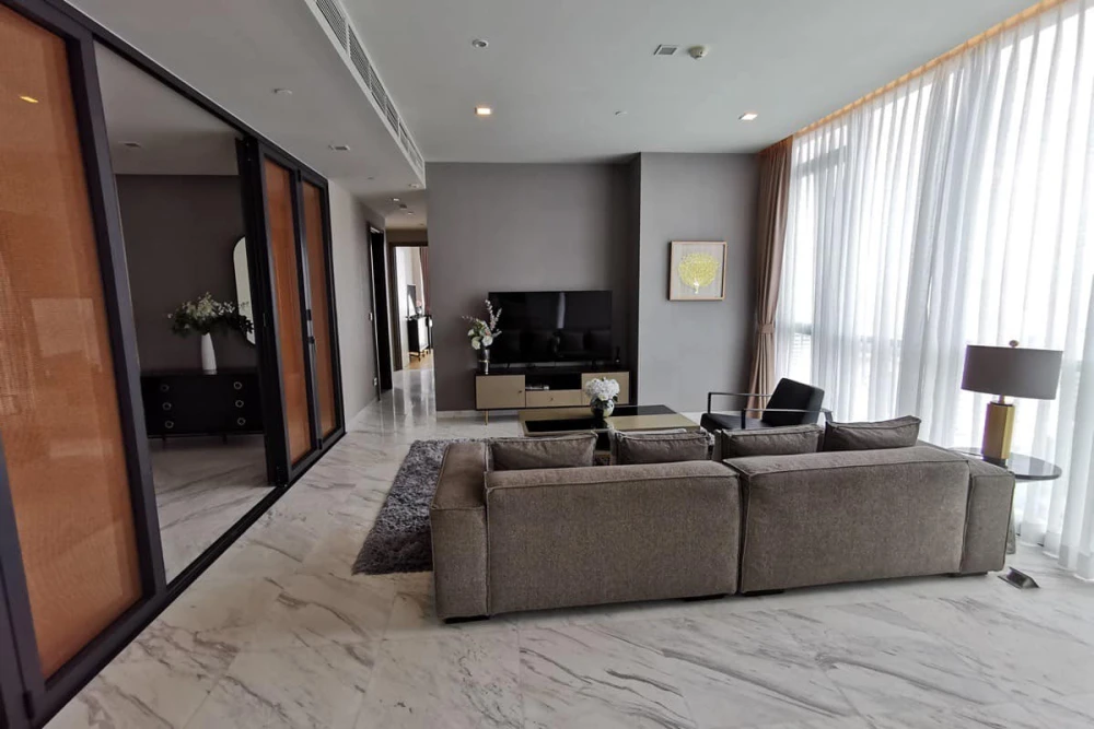 For sale or rent, The Monument Thonglor, spacious room. There is a private lift, the view is very good, you won't be disappointed for sure.