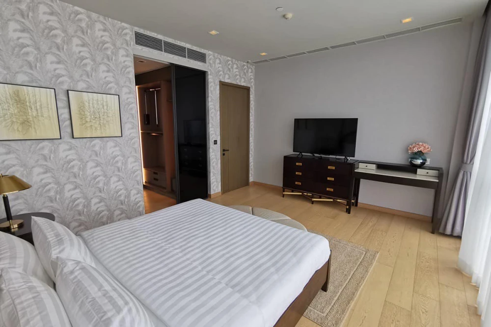 For sale or rent, The Monument Thonglor, spacious room. There is a private lift, the view is very good, you won't be disappointed for sure.