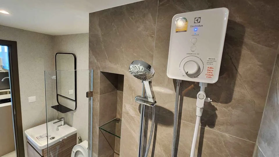 For rent or sale: The Privacy S 101, beautiful room, fully furnished, separated into sections. If interested, hurry and reserve now. Don't miss it.
