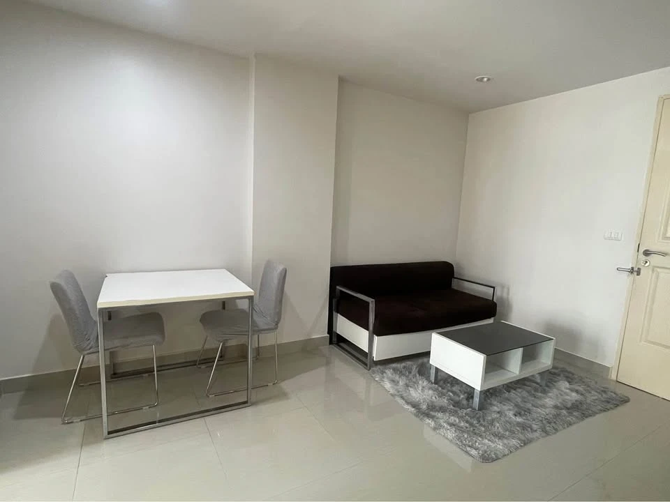 For sale, for rent, The Niche City Lat Phrao 130, 4th floor, swimming pool view, very chill, lots of space in the room, definitely not cramped, urgent