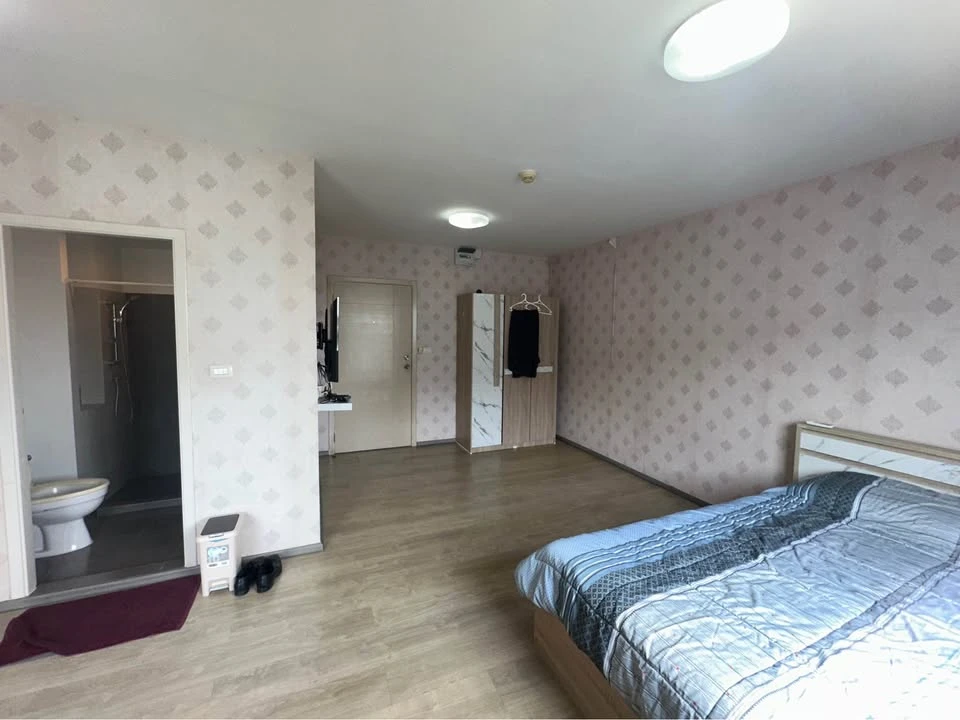 For sale or rent: The Point Condo Rangsit Khlong 6, studio room, 2nd floor, water view, wallpapered throughout the room. Reserve now!