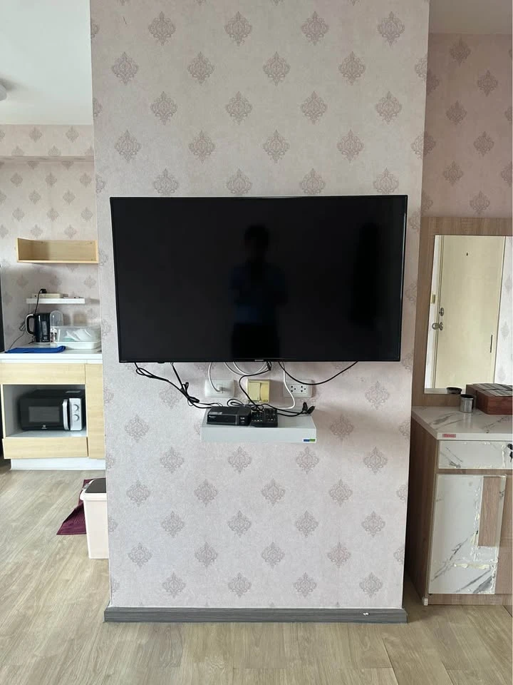 For sale or rent: The Point Condo Rangsit Khlong 6, studio room, 2nd floor, water view, wallpapered throughout the room. Reserve now!