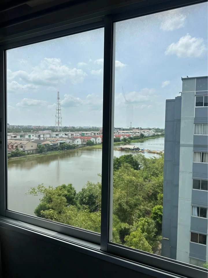 For sale or rent: The Point Condo Rangsit Khlong 6, studio room, 2nd floor, water view, wallpapered throughout the room. Reserve now!
