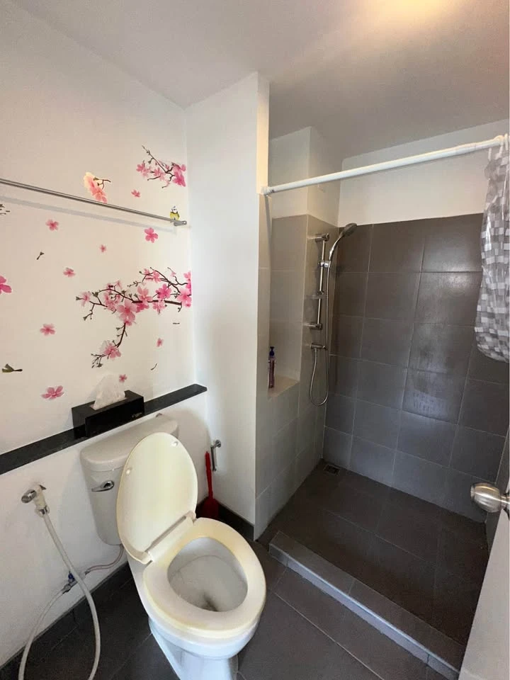 For sale or rent: The Point Condo Rangsit Khlong 6, studio room, 2nd floor, water view, wallpapered throughout the room. Reserve now!