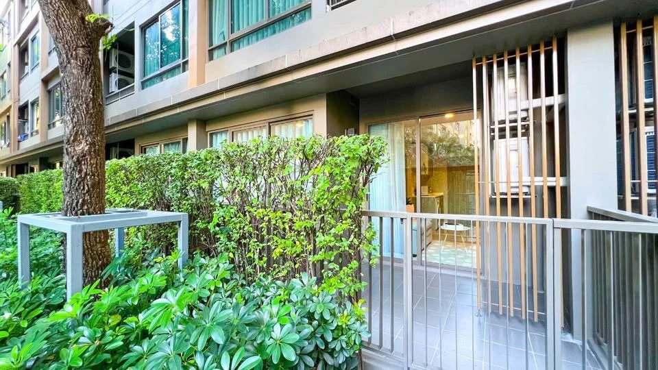 For sale or rent, Metro Luxe Ratchada, 1st floor, balcony next to the garden, very shady, inside the room fully decorated, all in one place, book now.