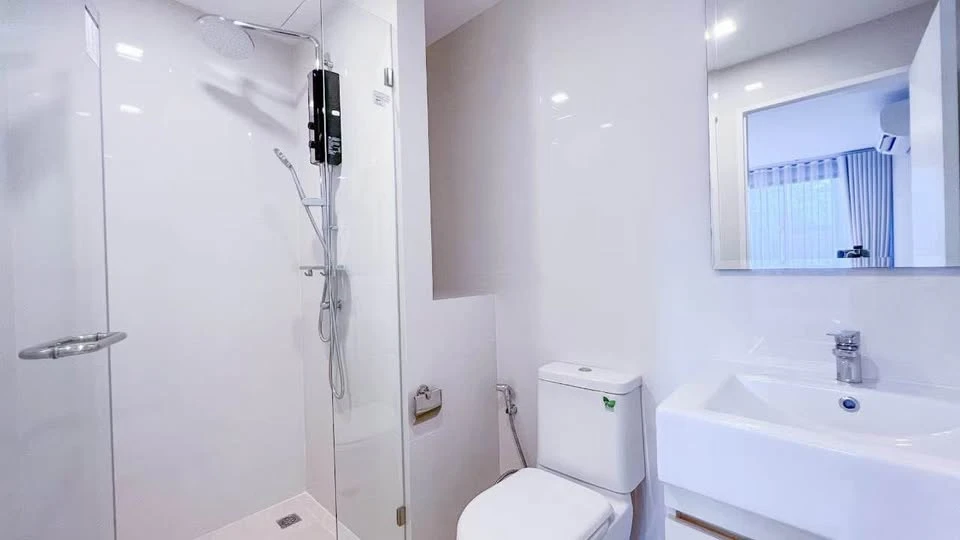 For sale or rent, Metro Luxe Ratchada, 1st floor, balcony next to the garden, very shady, inside the room fully decorated, all in one place, book now.