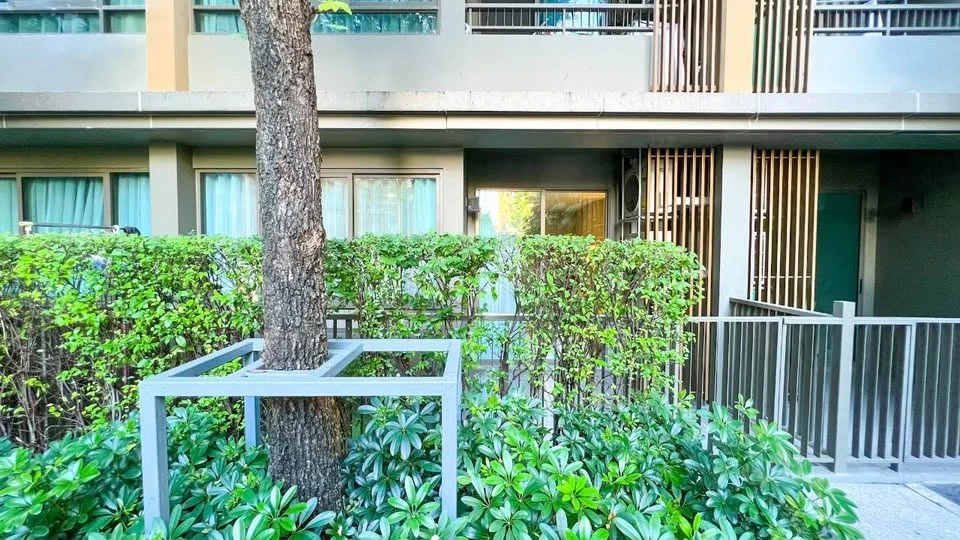 For sale or rent, Metro Luxe Ratchada, 1st floor, balcony next to the garden, very shady, inside the room fully decorated, all in one place, book now.