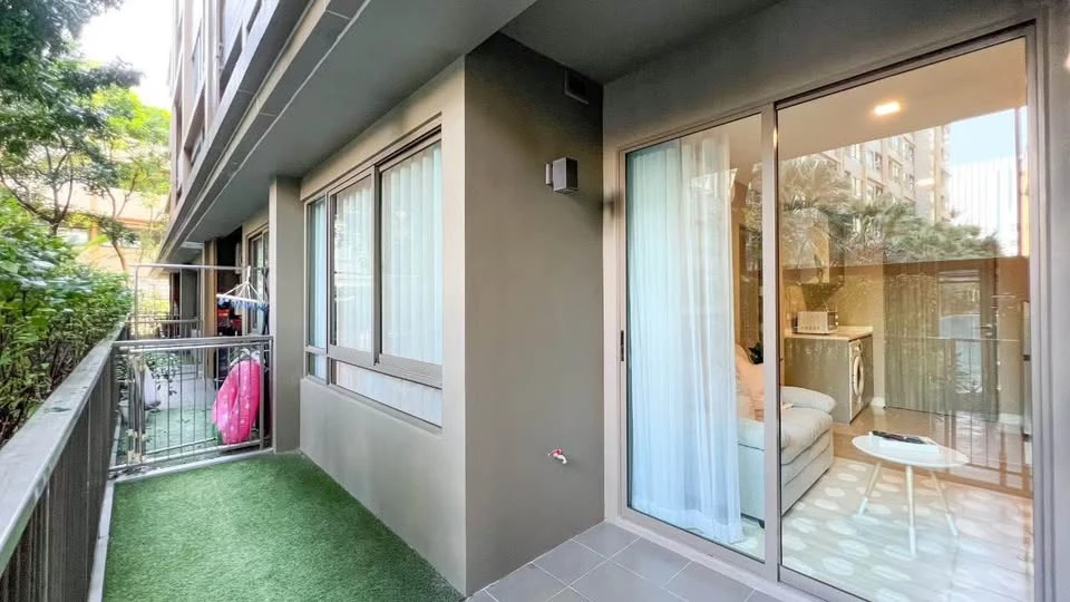 For sale or rent, Metro Luxe Ratchada, 1st floor, balcony next to the garden, very shady, inside the room fully decorated, all in one place, book now.