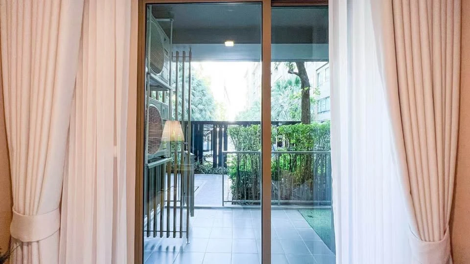 For sale or rent, Metro Luxe Ratchada, 1st floor, balcony next to the garden, very shady, inside the room fully decorated, all in one place, book now.