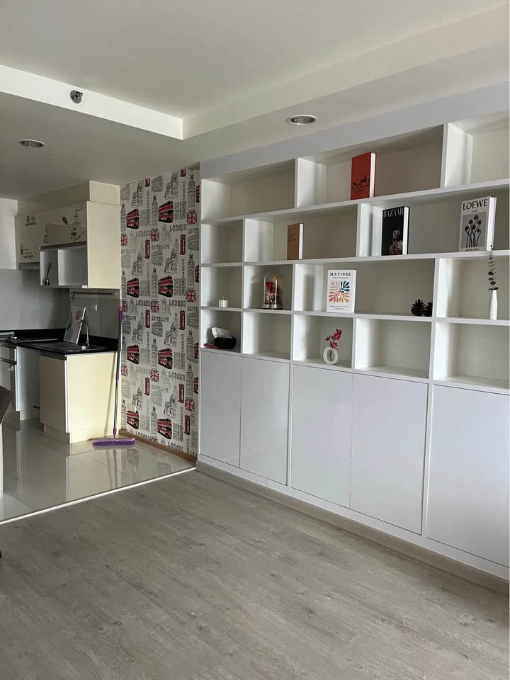 For sale or rent: Abstract Phahon Yothin Park, north side, wind blows in all the time, room is not hot, only one side is attached to a neighbor.