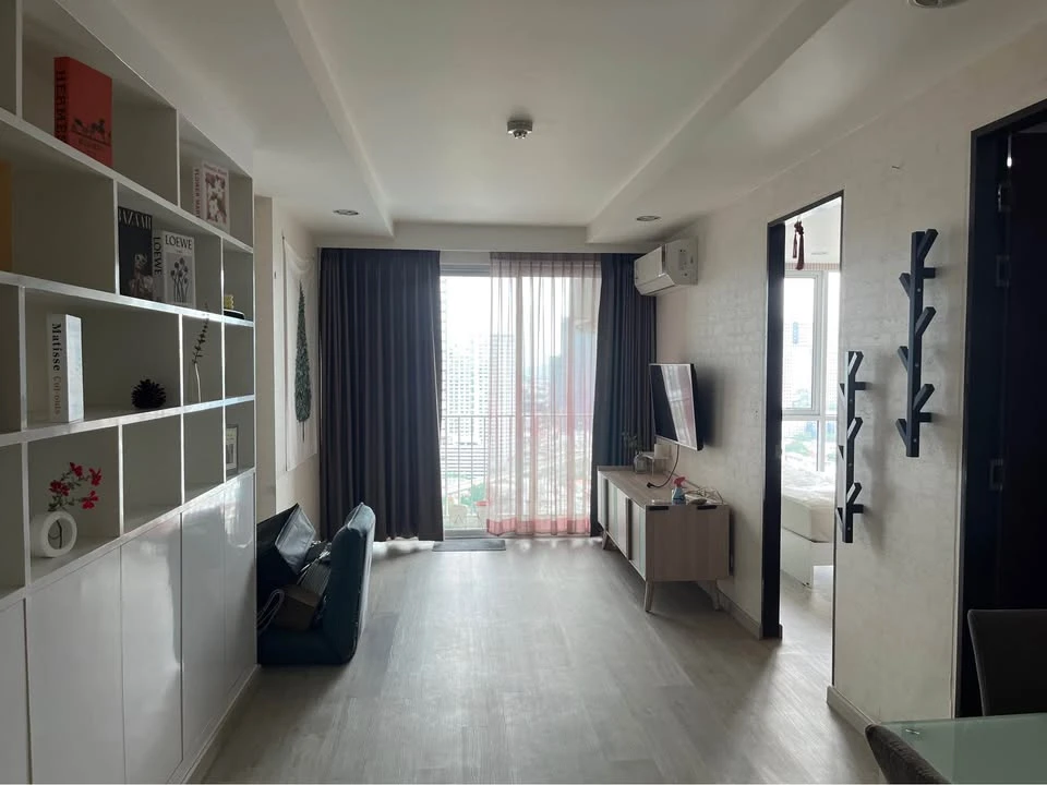 For sale or rent: Abstract Phahon Yothin Park, north side, wind blows in all the time, room is not hot, only one side is attached to a neighbor.